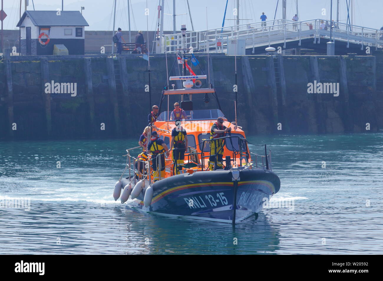 RNLI Scarborough scialuppa di salvataggio equipaggio dimostrando la classe di Shannon tutti meteo scialuppa di salvataggio durante Scarborough Forze Armate giorno 2019. Foto Stock