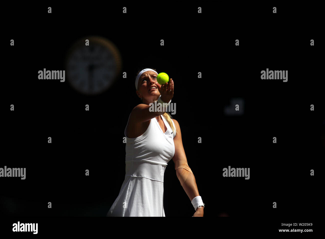 Londra, Regno Unito. 04 Luglio, 2019. Il torneo di Wimbledon, 4 luglio 2019 - Petra KVITOVA che serve durante la sua seconda partita contro Kristina Mladenovic oggi a Wimbledon. Credito: Adam Stoltman/Alamy Live News Foto Stock