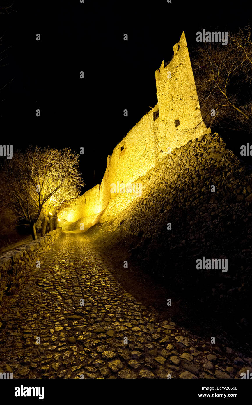 Le pareti perimetrali del castello di Avio. Provincia di Trento, Trentino Alto Adige, Italia, Europa. Foto Stock