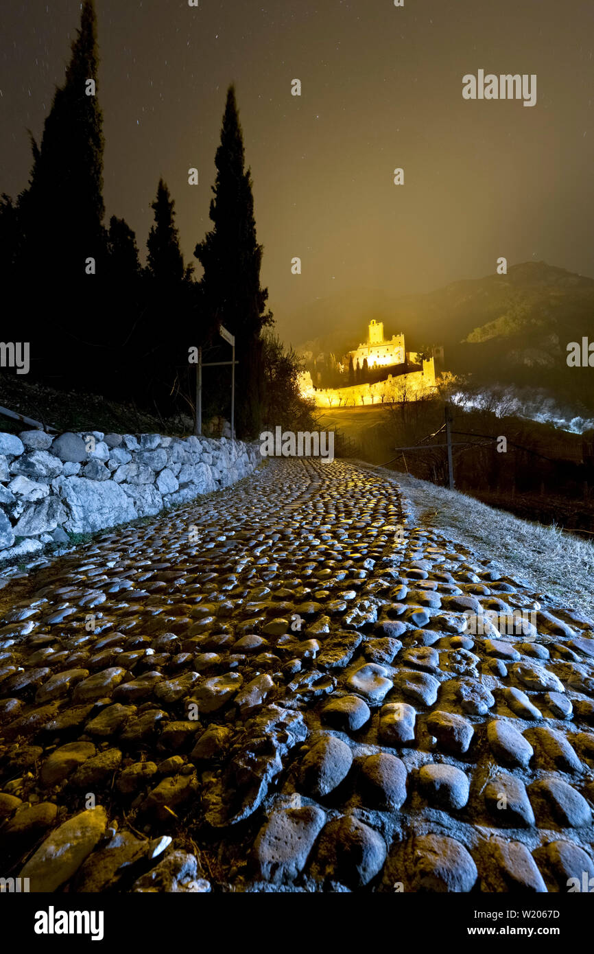 Il percorso del medievale castello di Avio. Provincia di Trento, Trentino Alto Adige, Italia, Europa. Foto Stock