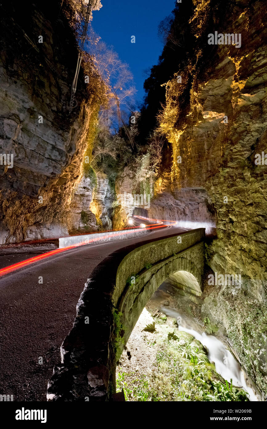 La 'Strada della Forra (strada della gola) in Tremosine sul Garda. È stato un percorso per un film di James Bond. Provincia di Brescia, Lombardia, Italia. Foto Stock