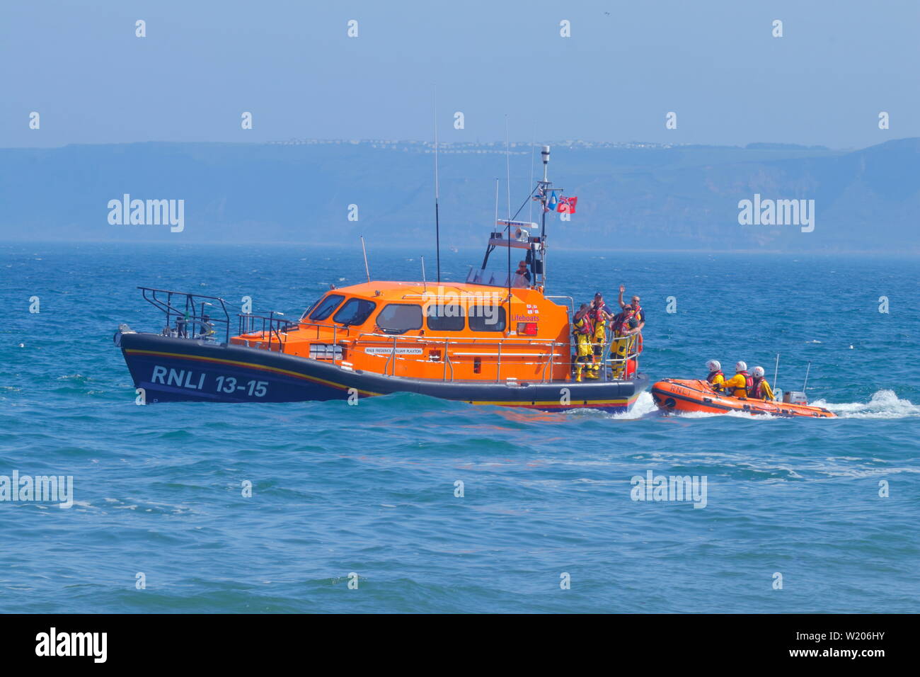 RNLI Scarborough scialuppa di salvataggio equipaggio dimostrando la classe di Shannon tutti meteo scialuppa di salvataggio durante Scarborough Forze Armate giorno 2019. Foto Stock