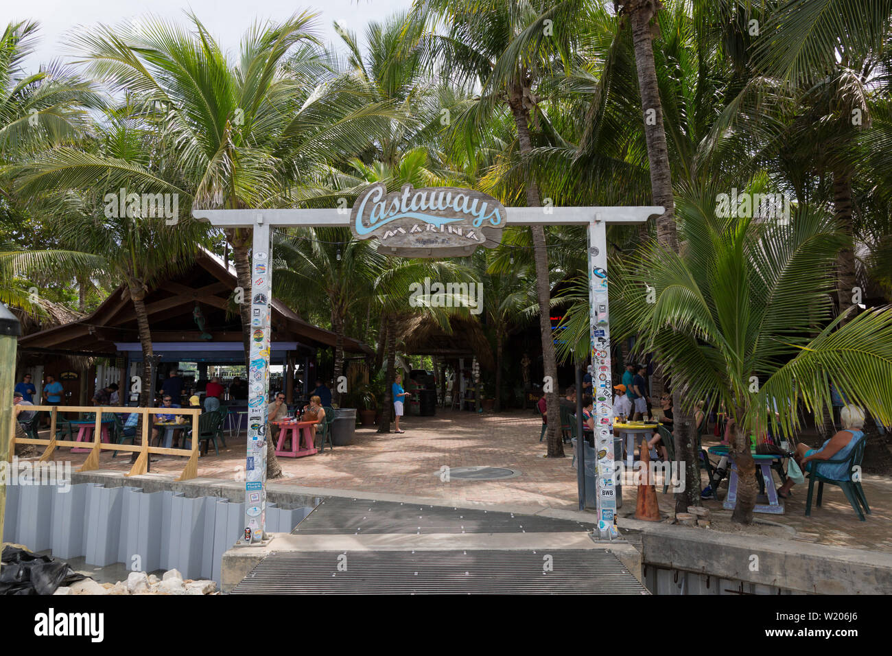 Gateway di naufraghi Marina e la piazza di cernia Tiki Bar in ingresso di Jupiter, Florida, Stati Uniti d'America. Foto Stock