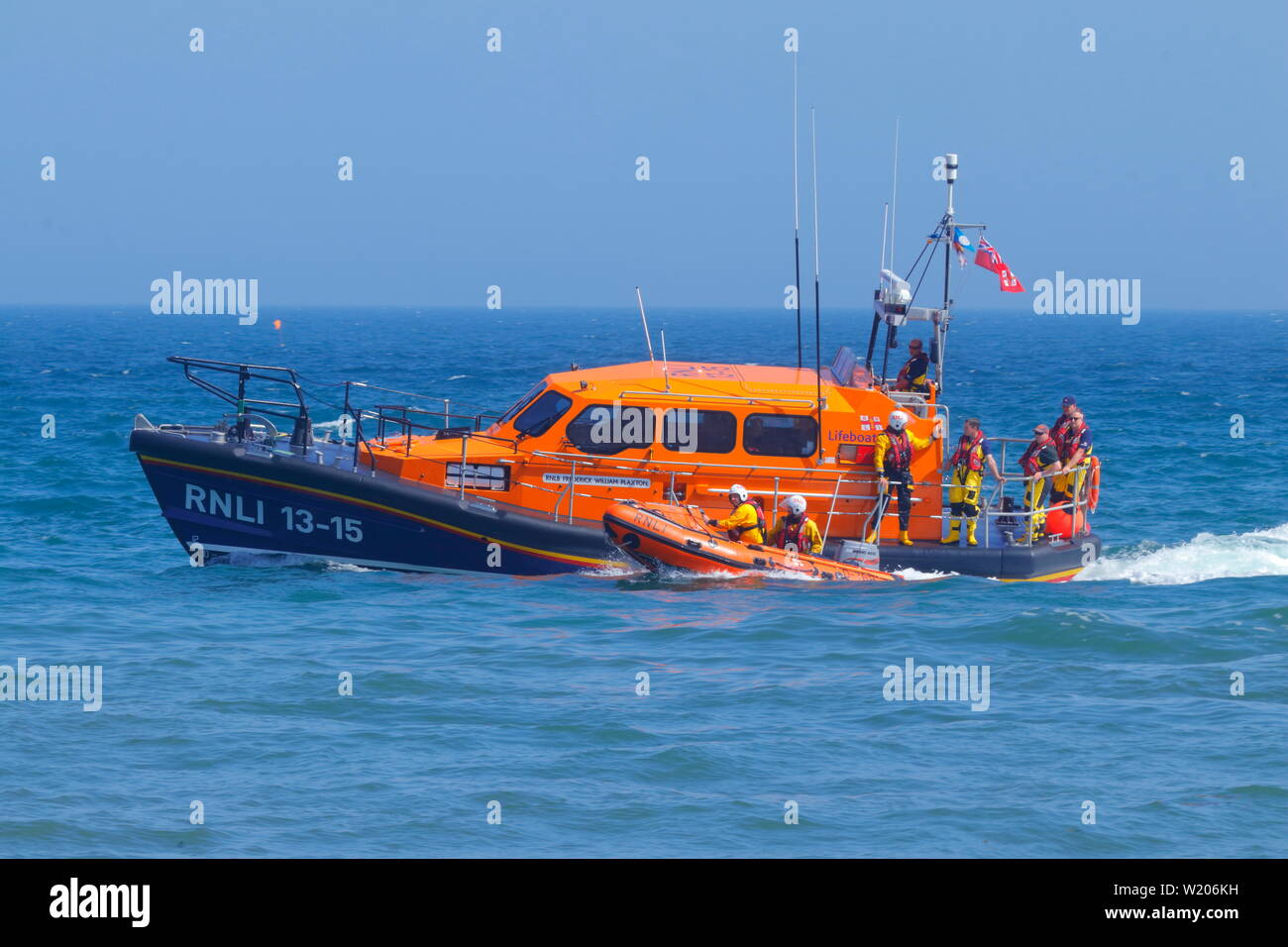 RNLI Scarborough scialuppa di salvataggio equipaggio dimostrando la classe di Shannon tutti meteo scialuppa di salvataggio durante Scarborough Forze Armate giorno 2019. Foto Stock