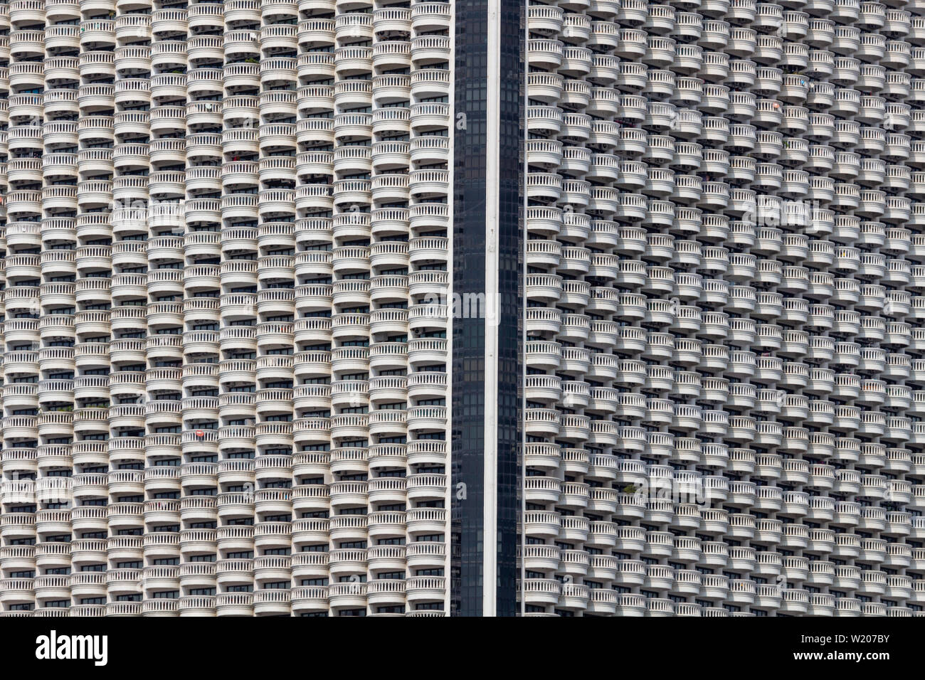 Bangkok, Tailandia - 14 Aprile 2019: Dettagli di molti balconi al membro grattacielo Torre Foto Stock