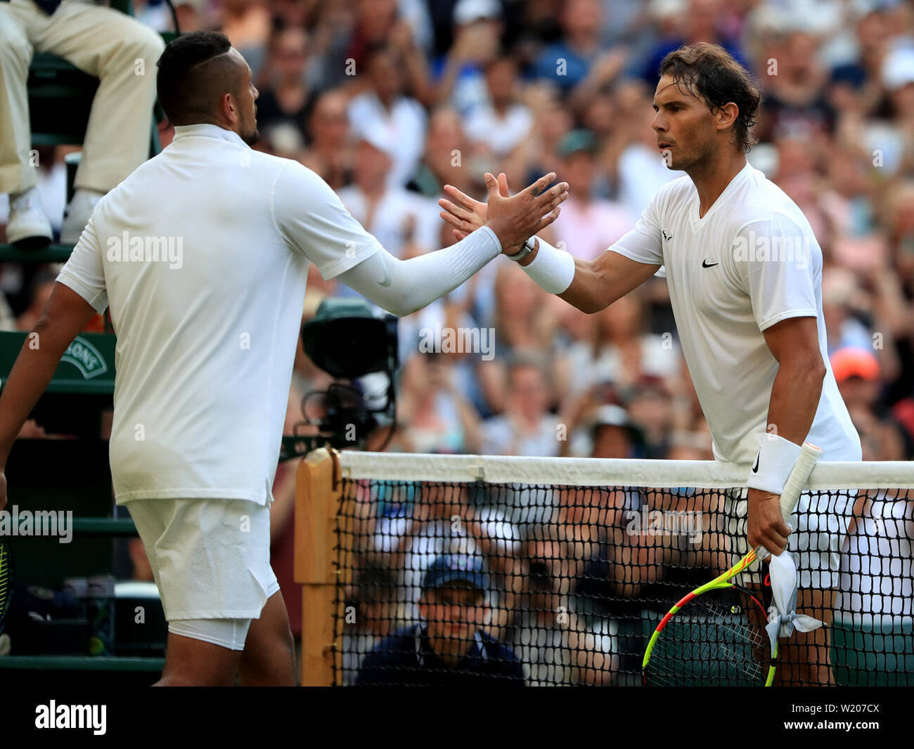 Rafael Nadal celebra la vittoria su Nick Kyrgios il giorno quattro dei campionati di Wimbledon al All England Lawn Tennis e Croquet Club, Wimbledon. Foto Stock