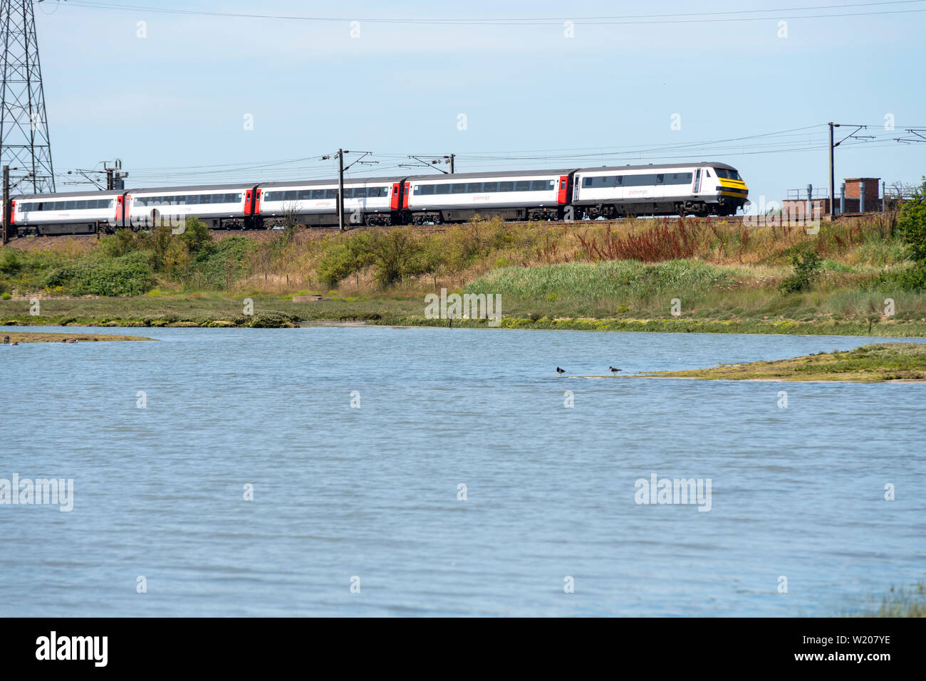 Maggiore Anglia Abellio la guida dei treni Van rimorchio DVT Mark 3 treno sulla costa est della linea superiore Anglia stazione ferroviaria nei pressi di Manningtree, Essex River Stour Foto Stock