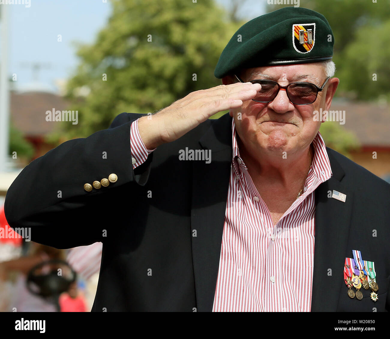 Bettendorf, Iowa, USA. 4 Luglio, 2019. Bettendorf 4 di luglio Parade Grand marshal Bill Albracht, saluta la folla all'inizio della sfilata giovedì, luglio 4th, 2019. Albracht era il più giovane capitano, all'età di 21, al comando delle truppe di combattimento in Vietnam. Egli è il destinatario di tre stelle di argento per la galanteria in azione, tre cuori viola, cinque stelle di bronzo e altri premi per combattere valorosi. Un Augustana College graduate, egli era un agente speciale con la U. S. Secret Service ''" protezione sei presidenti oltre venticinque anni. Albracht anche condotto indagini penali per il dipartimento di Foto Stock