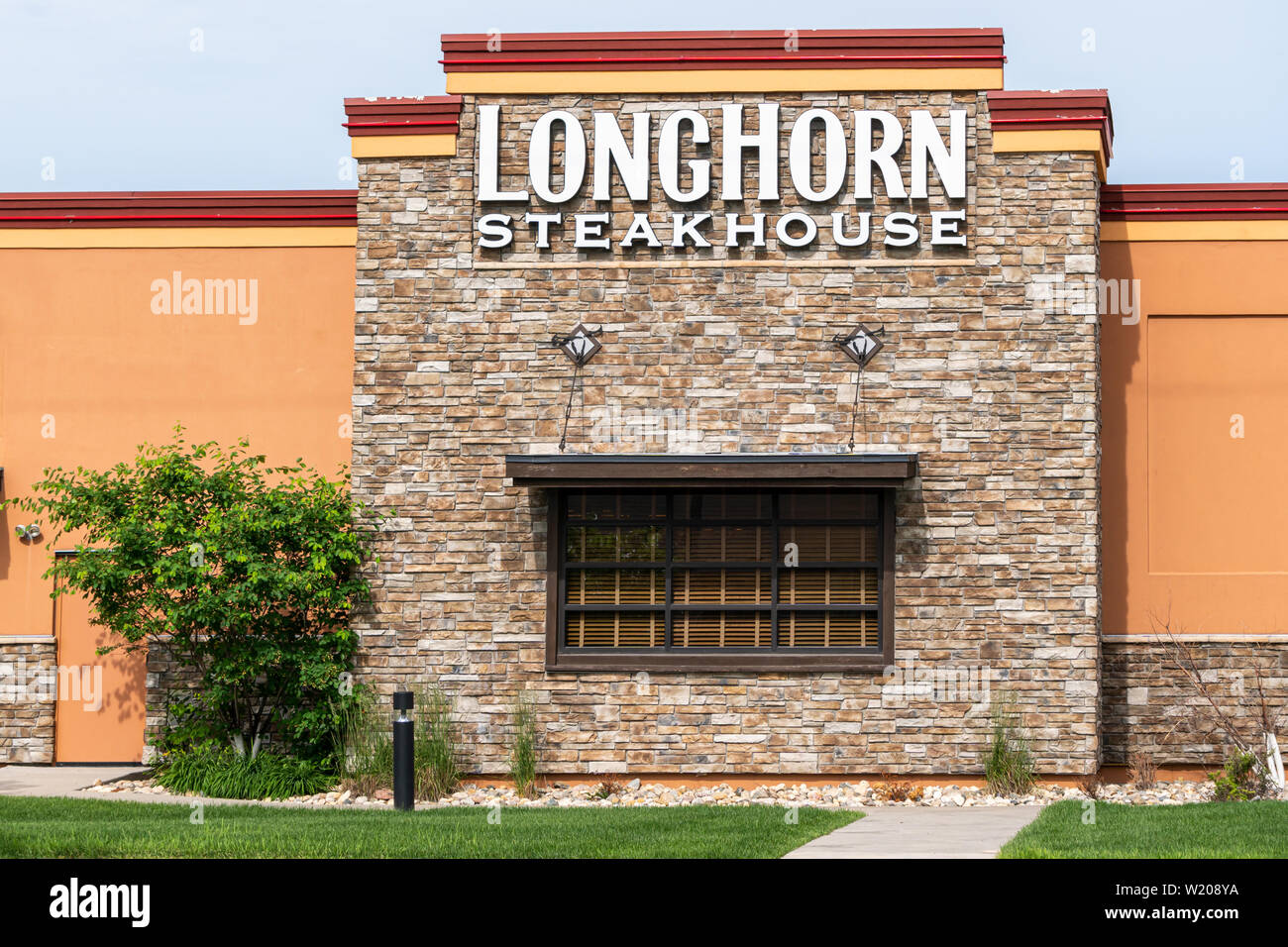 A Fargo, ND/STATI UNITI D'America - 28 giugno 2019: Longhorn Steakhouse ristorante esterno e logo del marchio. Foto Stock