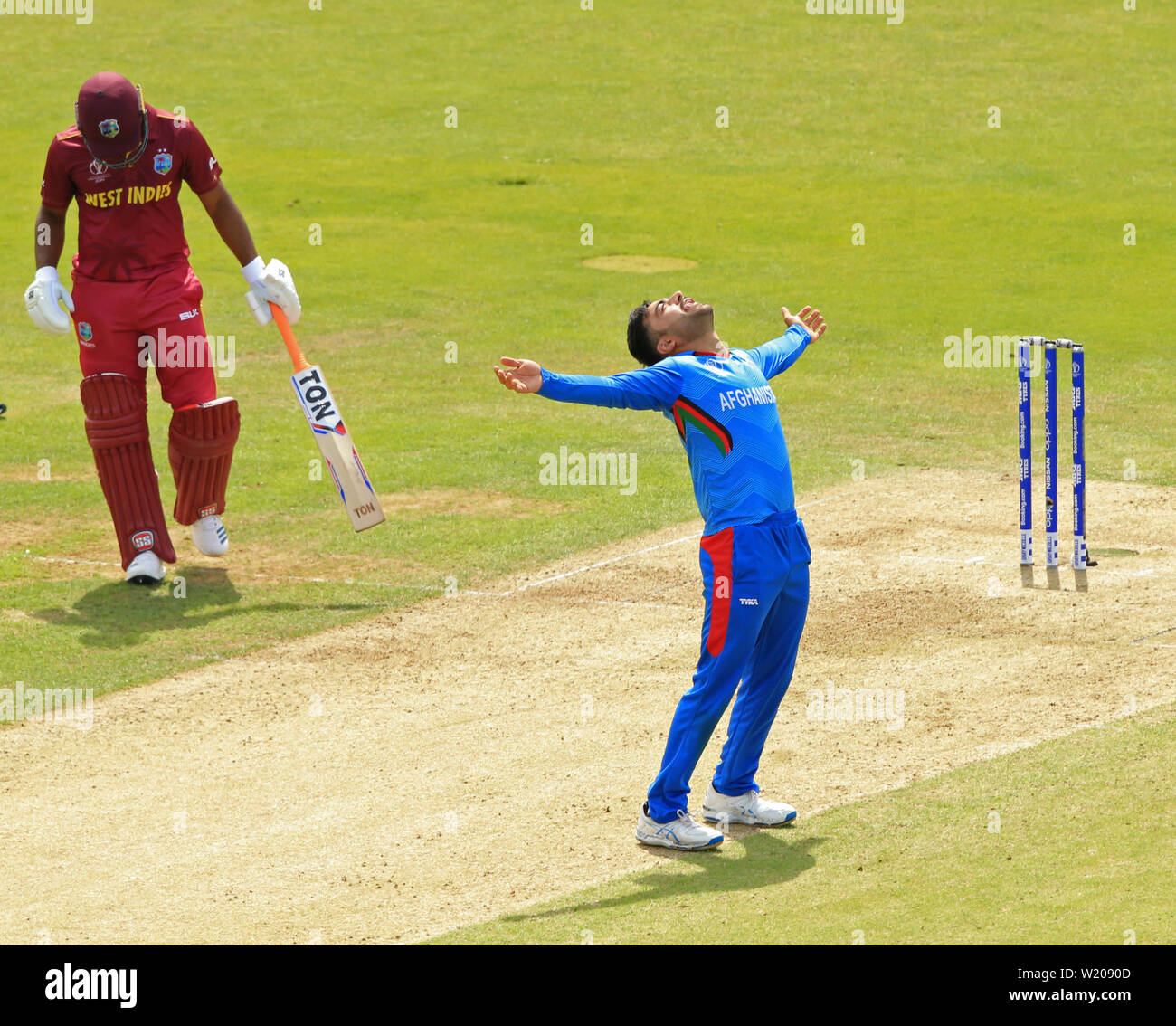 Leeds, Regno Unito. 04 Luglio, 2019. Rashid Khan dell Afghanistan celebra tenendo il paletto di Evin Lewis di West Indies durante l'Afghanistan v West Indies, ICC Cricket World Cup Match, a Headingley, Leeds, Inghilterra. Credito: csm/Alamy Live News Foto Stock