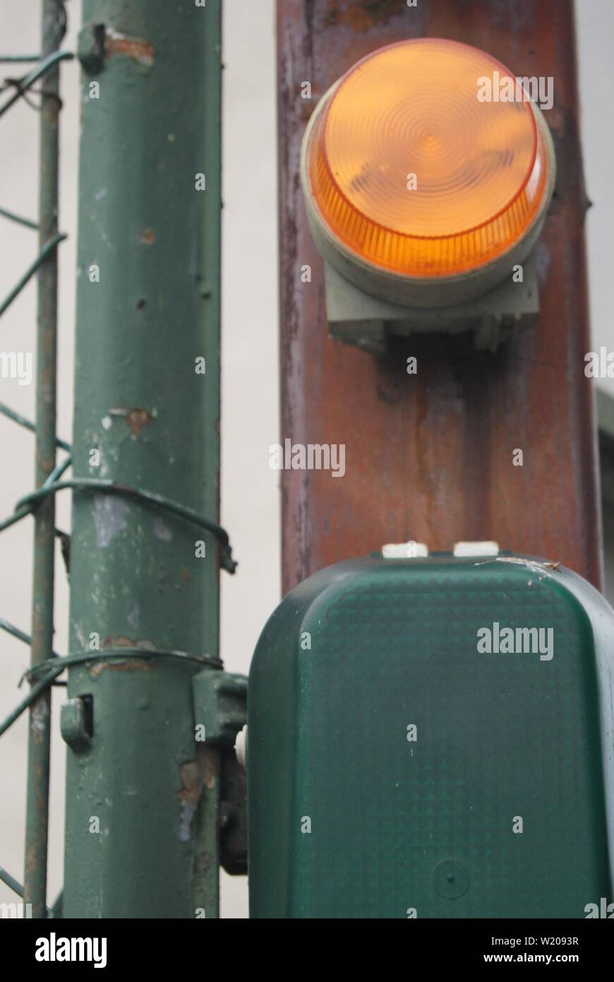 Signalisation lumineuse sur un poteau en France Foto Stock