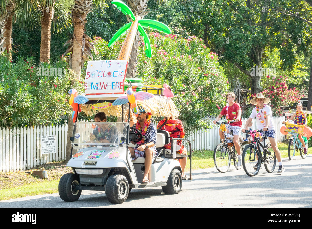 Sullivans Island South Carolina, Stati Uniti d'America. 4 Luglio, 2019. Carrello da golf galleggianti decorate in stile tropicale durante l'indipendenza annuale parata del giorno 4 luglio 2019 in Sullivan's Island, nella Carolina del Sud. La piccola isola del mare spiaggia comunità attraverso da Charleston, che una volta era una stazione di quarantena per schiavi africani, ed è ora uno dei più ricchi, almeno diverse comunità con uno di pro capite più elevati costi immobiliari negli Stati Uniti. Credito: Planetpix/Alamy Live News Foto Stock