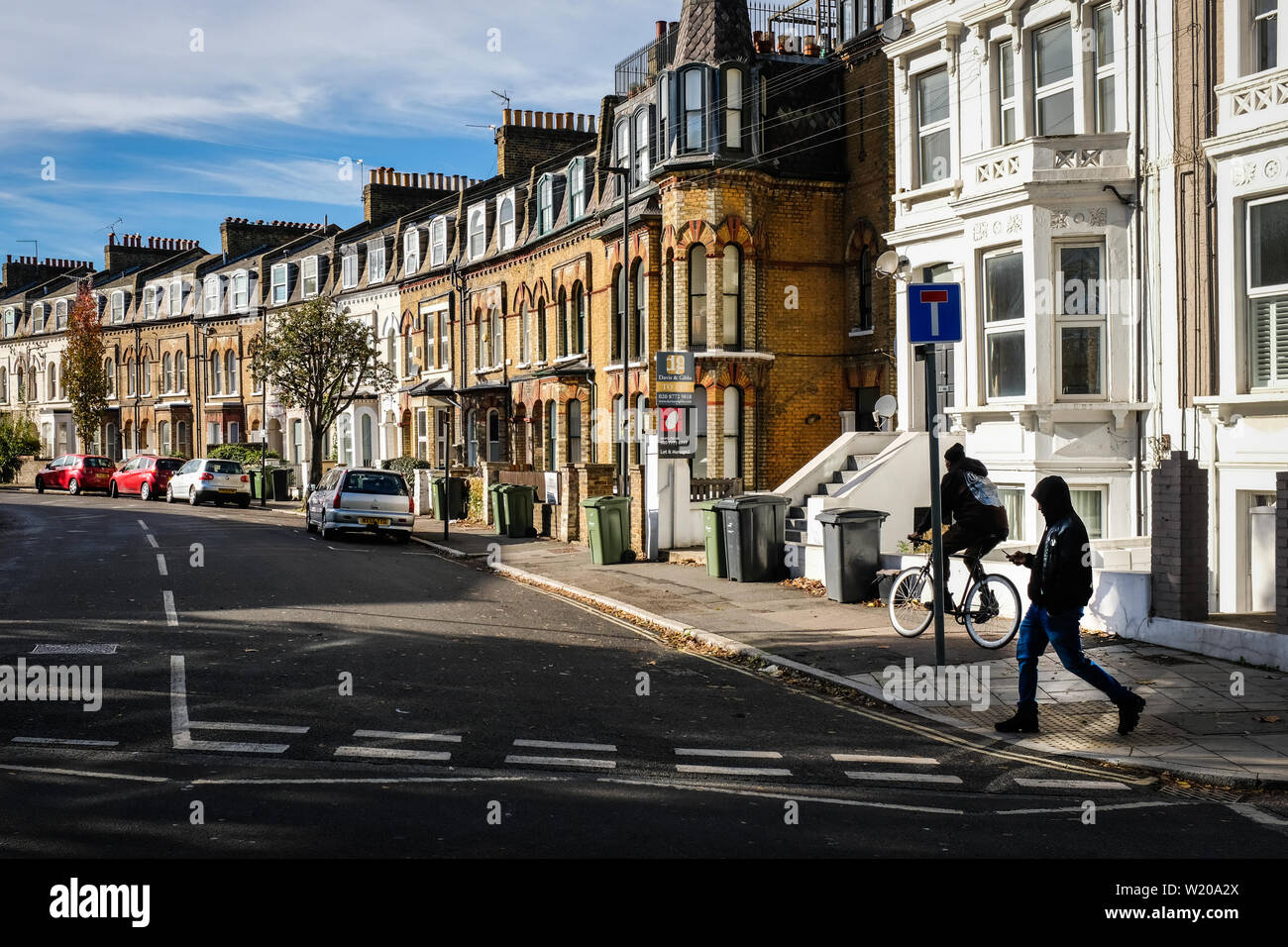 Pedoni e ciclisti in Brixton, Londra, Inghilterra. Foto Stock