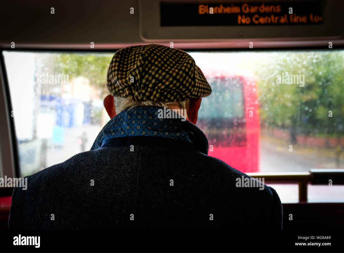 Ben vestito pilota sul secondo livello di uno di Londra autobus rossi a due piani. Foto Stock