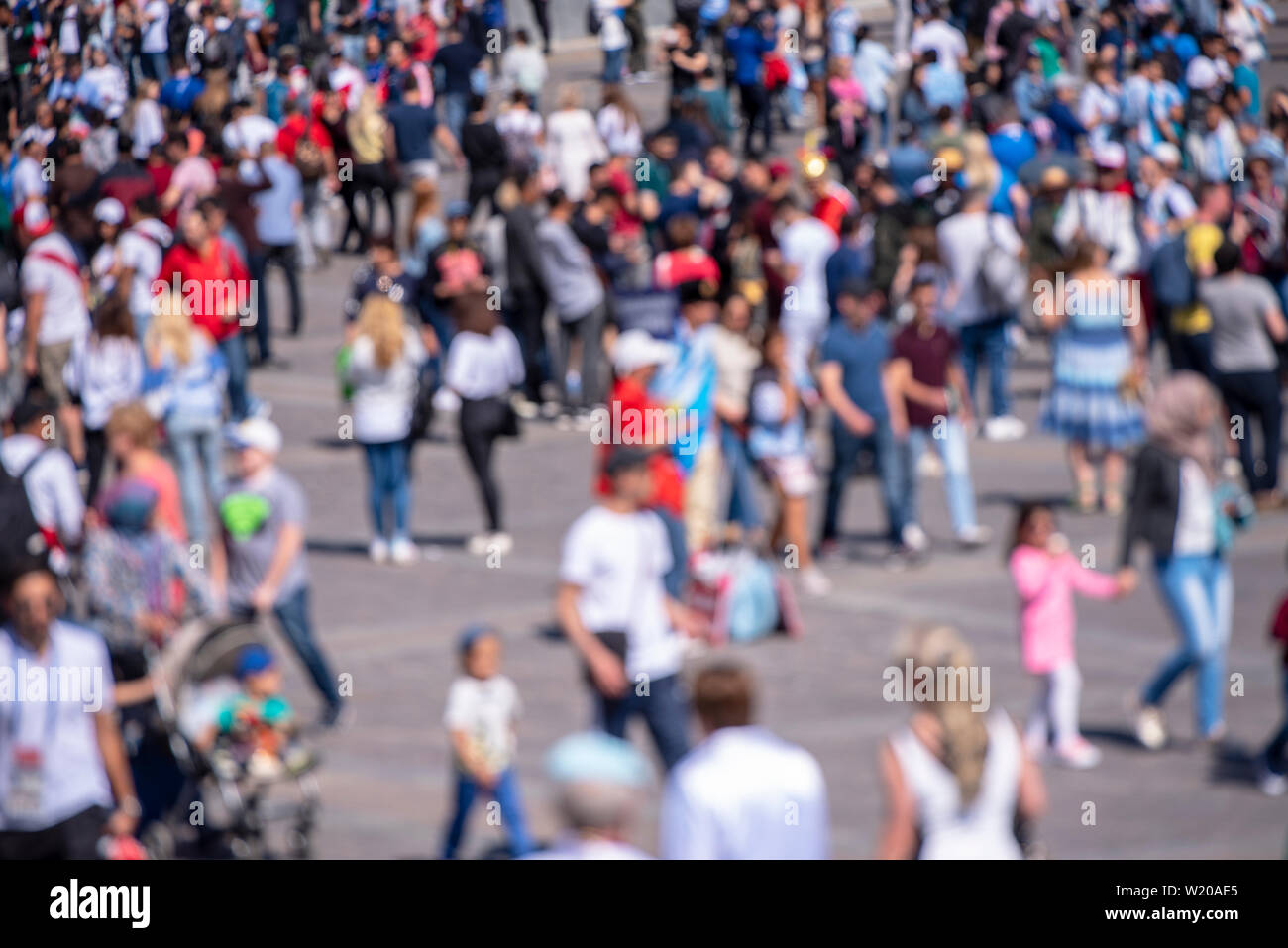 Foto sfocata della folla di persone come sfondo, fuori fuoco immagine della folla di persone nel giorno di estate Foto Stock