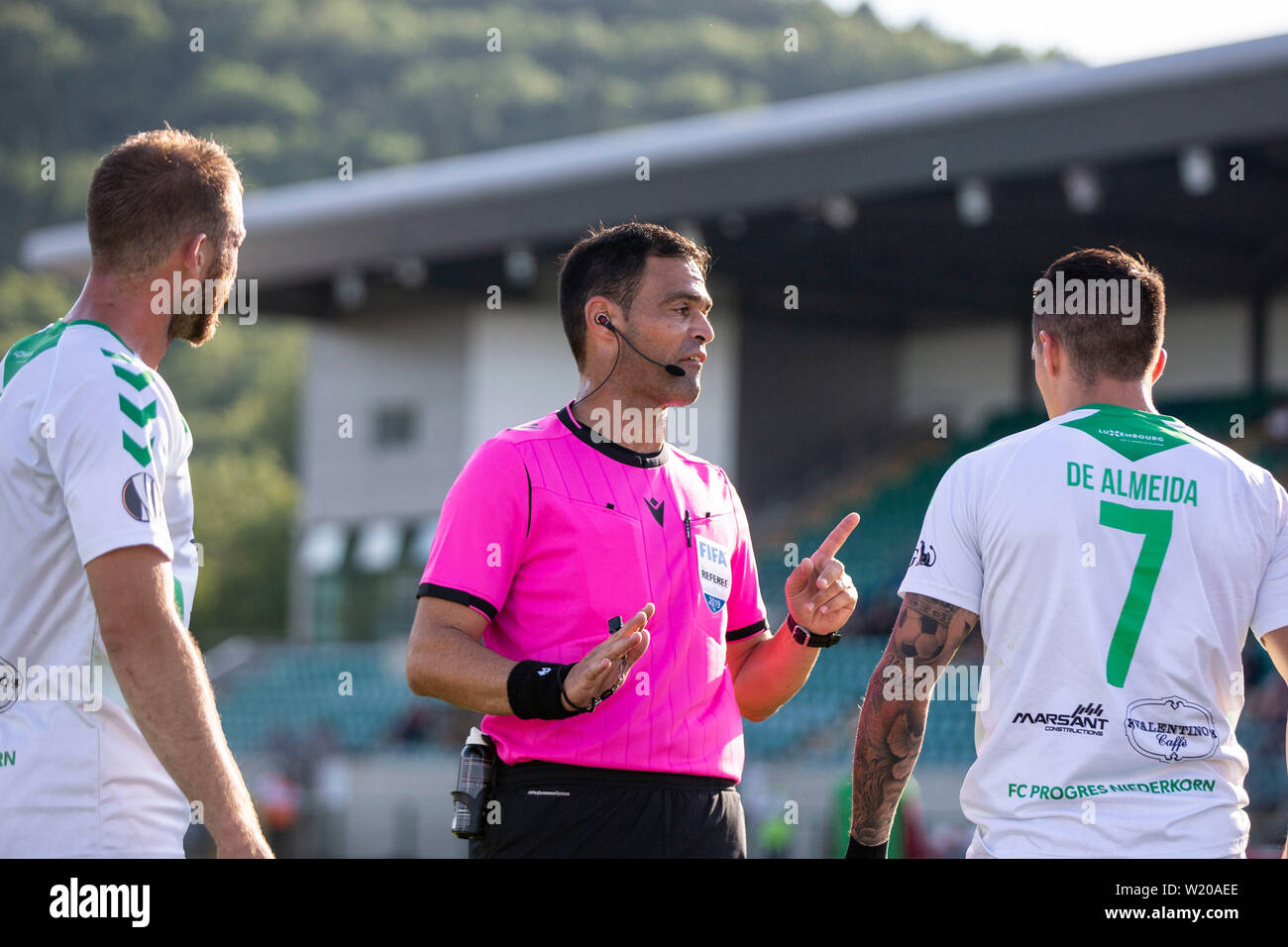 Cardiff, Galles, UK. Il 4 luglio 2019. Arbitro Loukas Sotiriou durante l'Europa League turno preliminare della seconda gamba tra Cardiff Metropolitan University e Progres Niederkorn a Cardiff International Athletics Stadium. Foto Stock