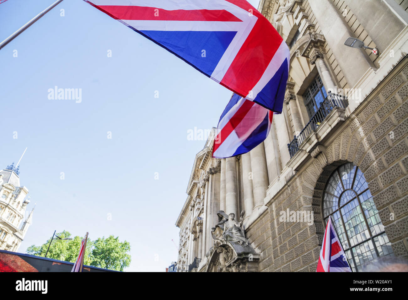 Londra, UK, 4 luglio 2019. I sostenitori di Stephen Yaxley Lennon, alias Tommy Robinson, al di fuori del Vecchio Bailey come egli affronta la prova. Credito: Ollie Cole/Alamy Live News Foto Stock