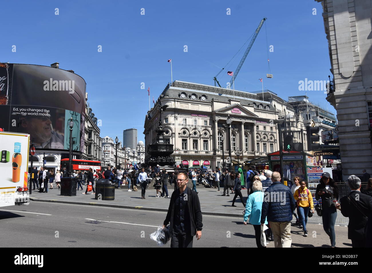 Piccadilly Circus è un nodo stradale e di spazio pubblico del West End di Londra nella città di Westminster. Foto Stock