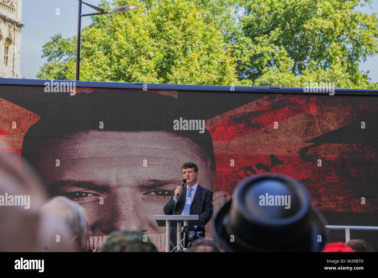 Londra, UK, 4 luglio 2019. I sostenitori di Stephen Yaxley Lennon, alias Tommy Robinson, al di fuori del Vecchio Bailey come egli affronta la prova. Credito: Ollie Cole/Alamy Live News Foto Stock