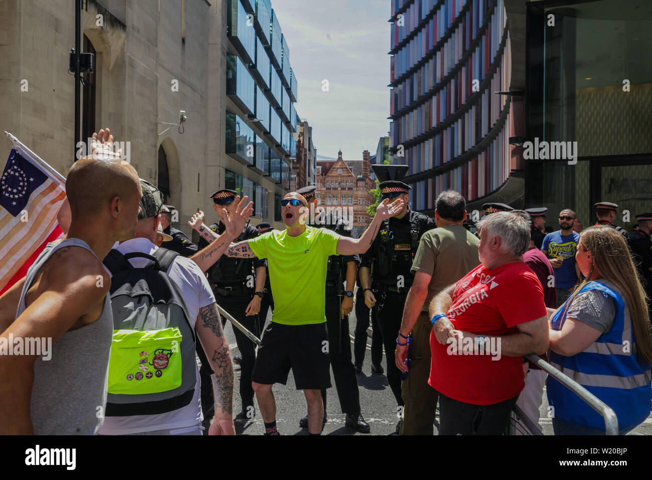 Londra, UK, 4 luglio 2019. I sostenitori di Stephen Yaxley Lennon, alias Tommy Robinson, al di fuori del Vecchio Bailey come egli affronta la prova. Credito: Ollie Cole/Alamy Live News Foto Stock