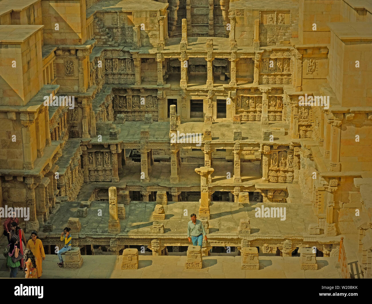 Gujarat, India - 9 Novembre 2016: turisti ammirando l'undicesimo secolo Queens Stepwell o Rani-ki-Vav, a Pathan nello stato del Gujarat Foto Stock