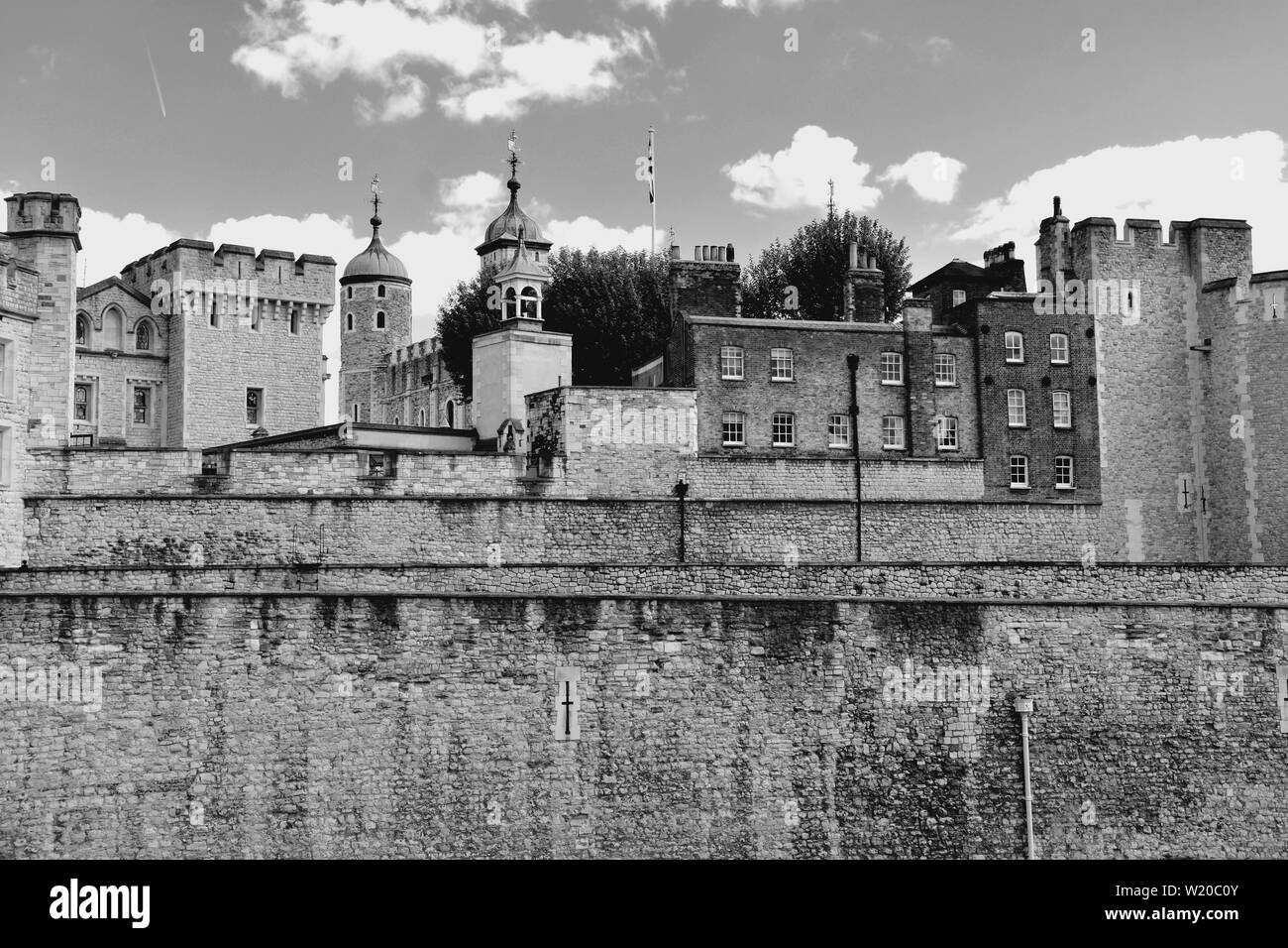 La famosa Torre Bianca e la Torre di Londra da South Bank attraverso il fiume Tamigi. Storico popolare attrazione turistica in un giorno d'estate. Foto Stock