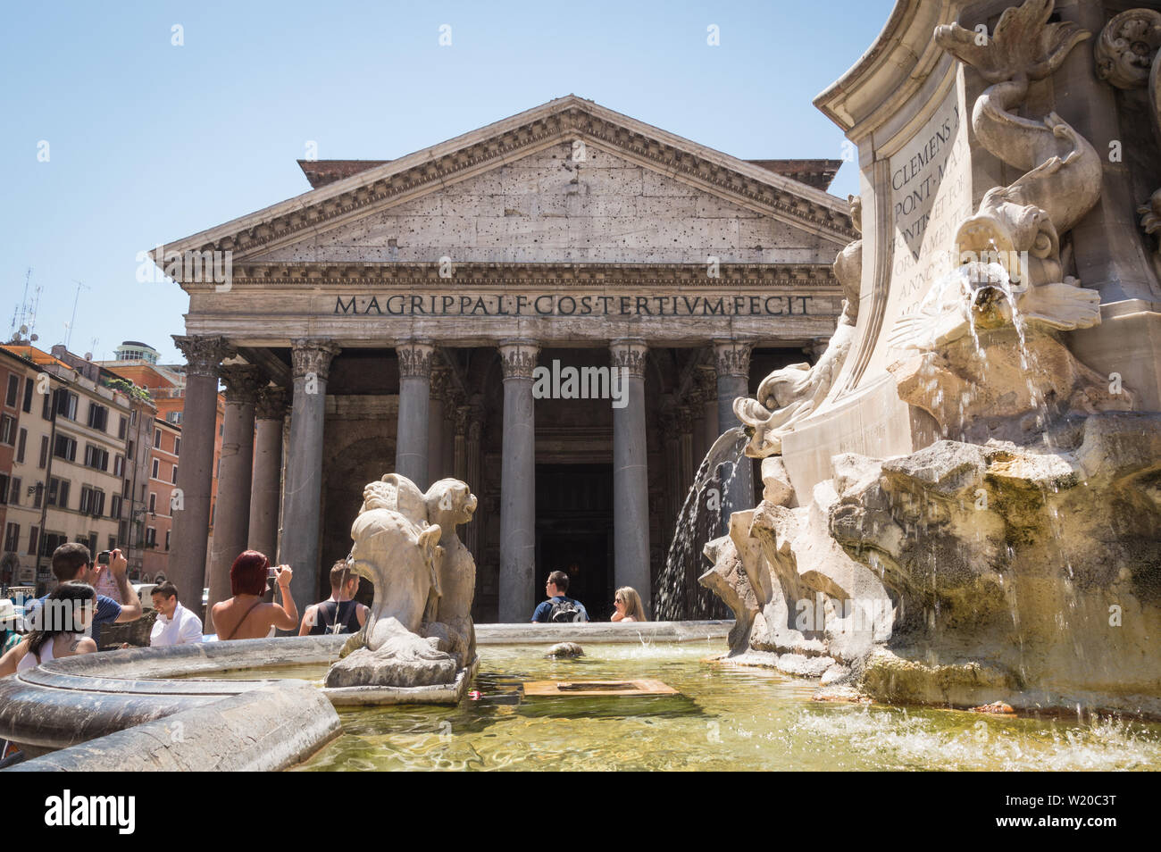 Roma - 18 Luglio 2014: turisti vicino alla fontana al di fuori di Agrippa pantheon in un caldo giorno d'estate. Ondate di calore sono che colpiscono l'Europa quasi ogni estate Foto Stock