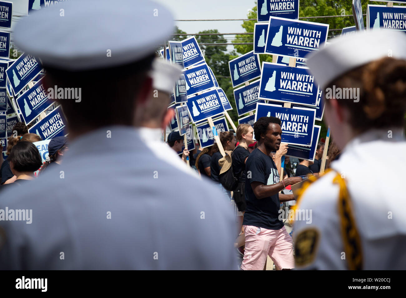 Amherst, NH, Stati Uniti d'America. 4 Luglio, 2019. I candidati presidenziali hanno marciato per il 4 di luglio sfilata il 4 luglio 2019 in Amherst New Hampshire. Furono tutte le campagne di elettori per il supporto. Elizabeth Warren sostenitori sono visti sopra la spalla del new Navy Cadetti. Credito: Allison cena/ZUMA filo/Alamy Live News Foto Stock