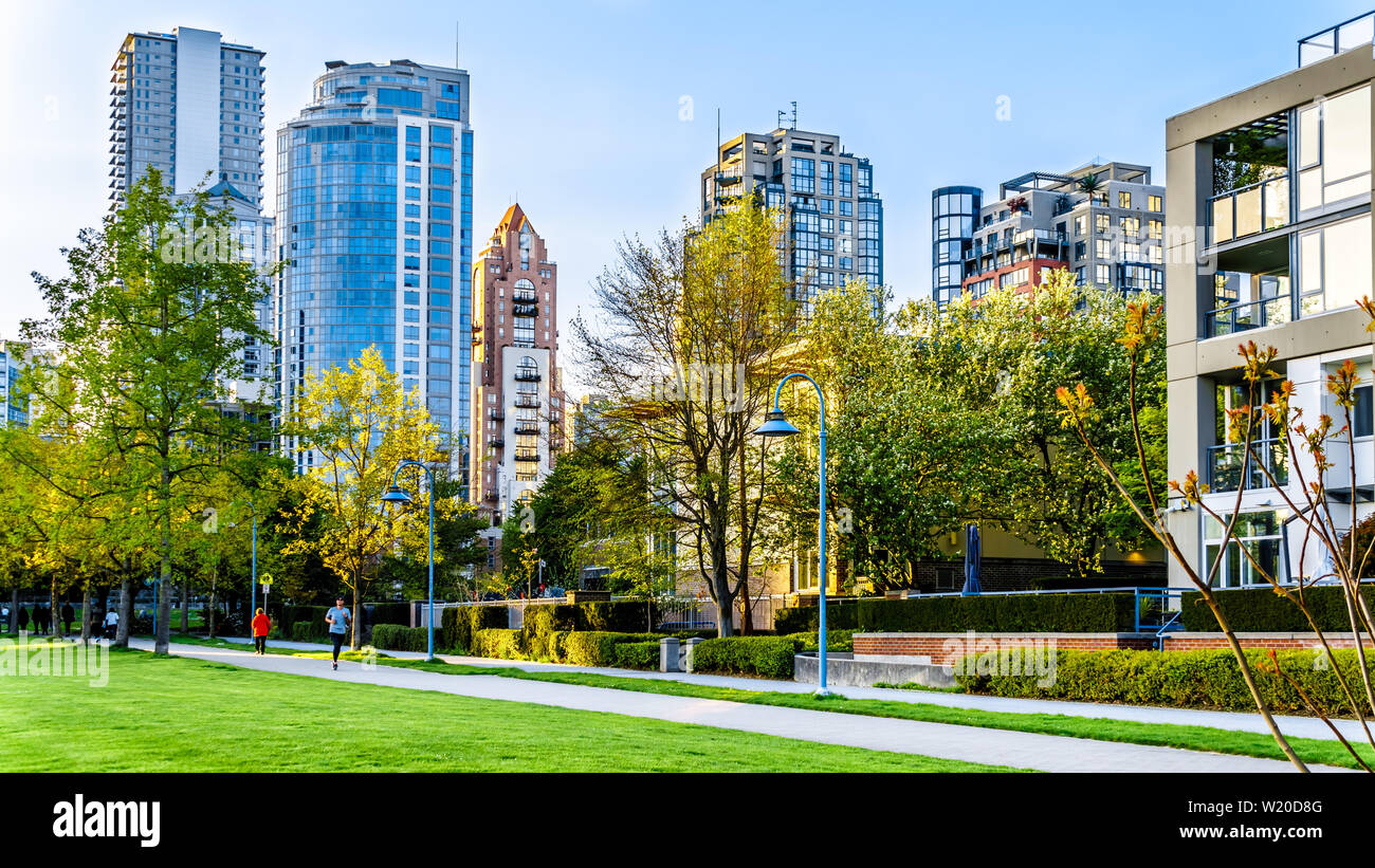 Grattacieli fodera lo skyline di Yaletown e David Lam Park lungo False Creek ingresso di Vancouver, British Columbia, Canada Foto Stock