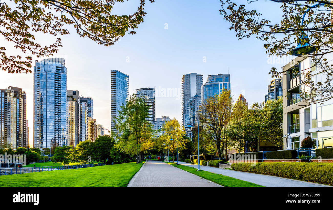 Grattacieli fodera lo skyline di Yaletown e David Lam Park lungo False Creek ingresso di Vancouver, British Columbia, Canada Foto Stock
