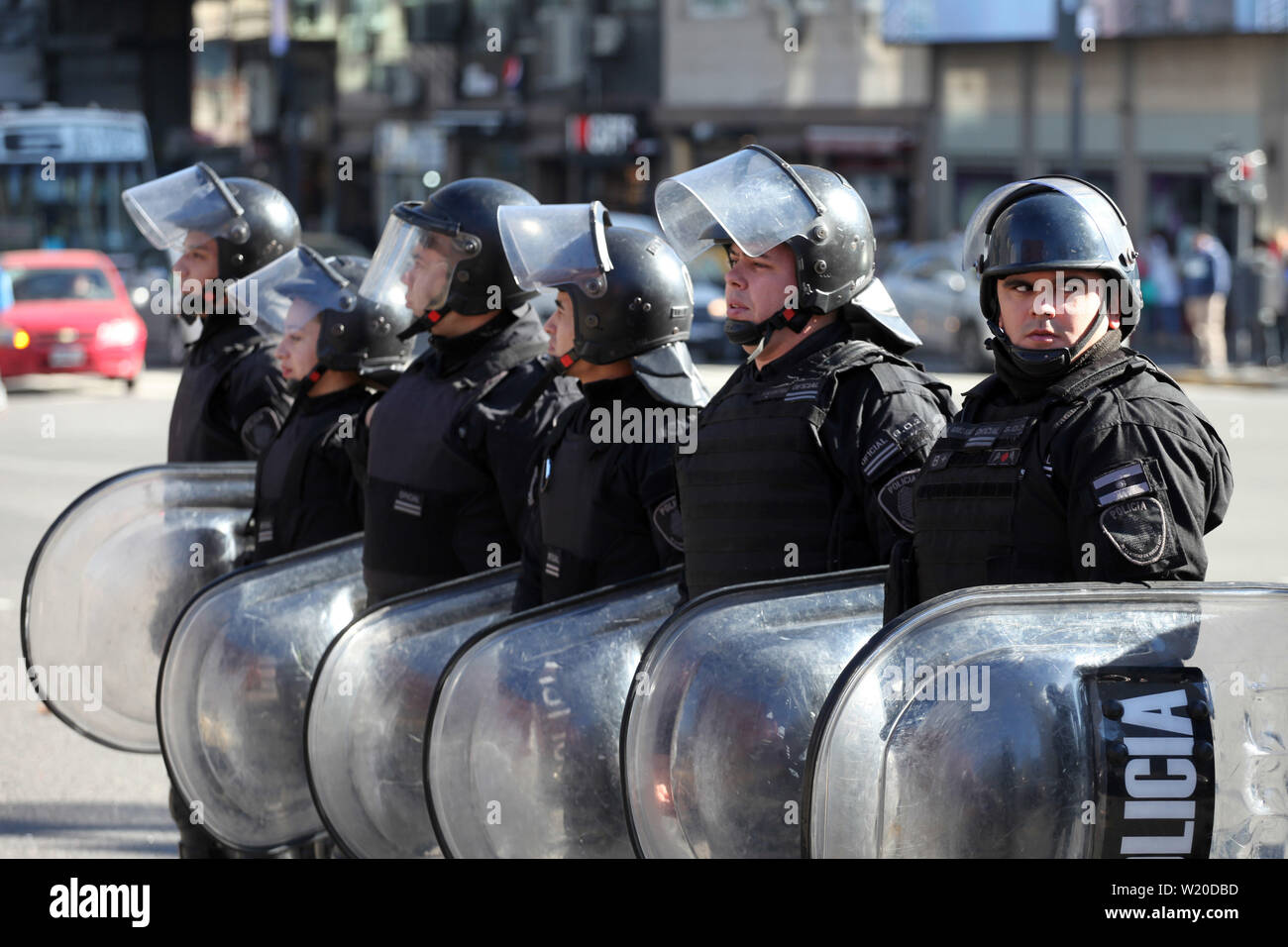 4 luglio 2019 - Buenos Aires, Buenos Aires, Argentina - Lavoratori di self-managed fabbriche hanno protestato contro l'aumento dei prezzi del gas e del tribunale per tagliare il servizio. Forte operativa di polizia accanto ai manifestanti. (Credito Immagine: © Claudio Santisteban/ZUMA filo) Foto Stock