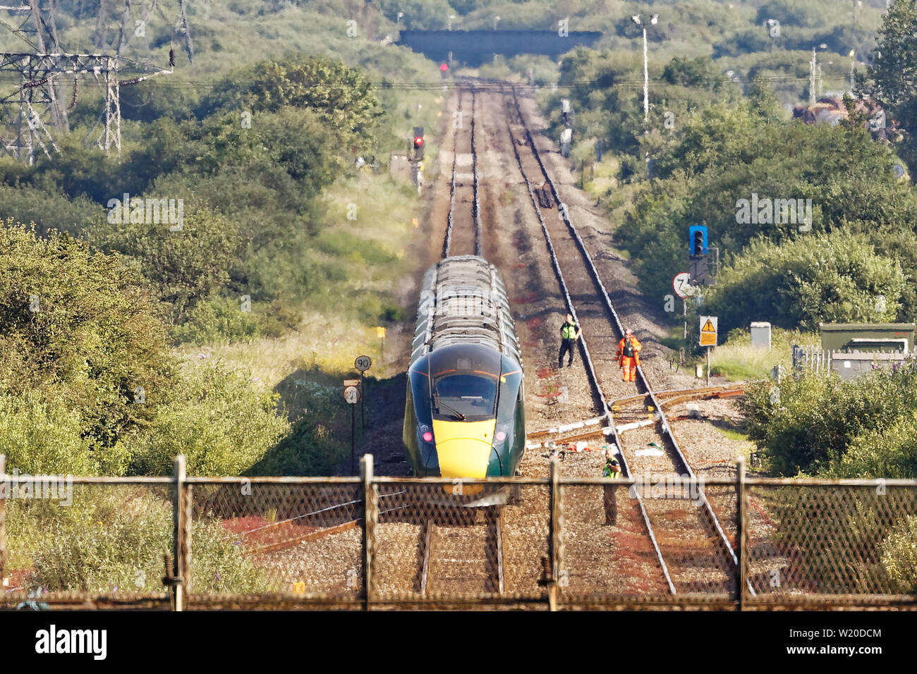 Margam, Wales, Regno Unito. 3 Luglio, 2019. Il filamento sul treno le piste nei pressi di Margam nel Galles del Sud, Regno Unito. Mercoledì 03 Luglio 2019 Re: due lavoratori ferroviari sono morti dopo essere stato colpito da un treno passeggeri tra Port Talbot Parkway e stazioni di Bridgend, nel Galles del Sud, Regno Unito. La coppia sono stati colpiti nei pressi di Margam da Swansea a Londra Paddington in treno a circa 10am. Esse sono state pronunciate morti alla scena e una terza persona è stata trattata per urti, ma non è stato ferito. Credito: ATHENA AGENZIA IMMAGINE LTD/Alamy Live News Foto Stock