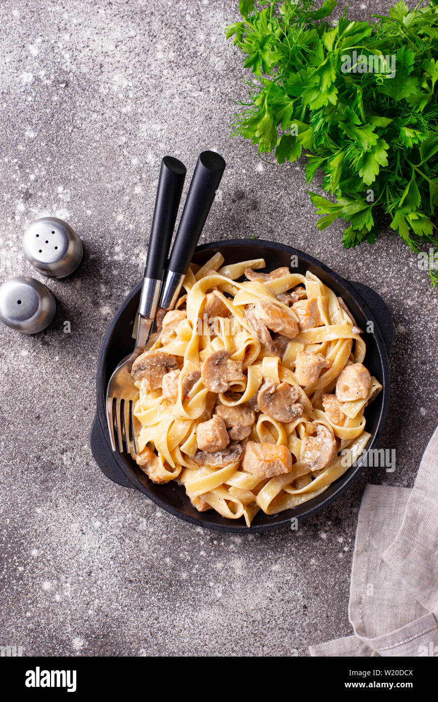 Pasta con pollo e funghi Foto Stock