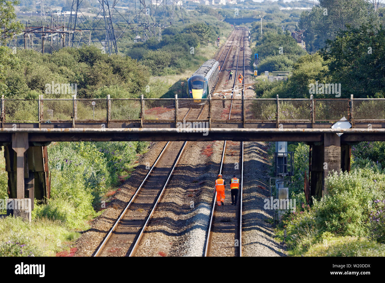 Margam, Wales, Regno Unito. 3 Luglio, 2019. Il filamento sul treno le piste nei pressi di Margam nel Galles del Sud, Regno Unito. Mercoledì 03 Luglio 2019 Re: due lavoratori ferroviari sono morti dopo essere stato colpito da un treno passeggeri tra Port Talbot Parkway e stazioni di Bridgend, nel Galles del Sud, Regno Unito. La coppia sono stati colpiti nei pressi di Margam da Swansea a Londra Paddington in treno a circa 10am. Esse sono state pronunciate morti alla scena e una terza persona è stata trattata per urti, ma non è stato ferito. Credito: ATHENA AGENZIA IMMAGINE LTD/Alamy Live News Foto Stock