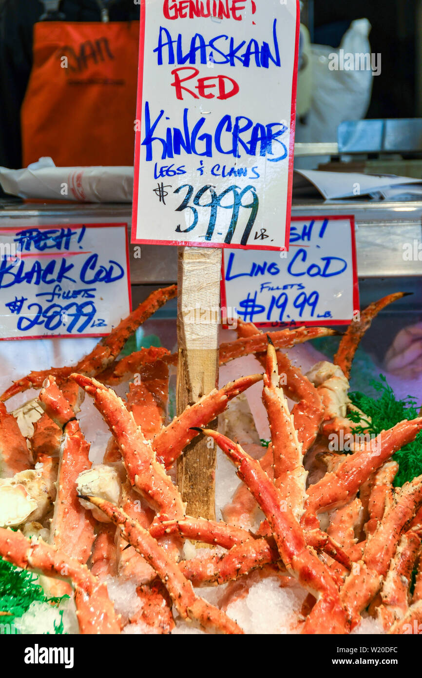 SEATTLE, NELLO STATO DI WASHINGTON, STATI UNITI D'AMERICA - Giugno 2018: vista ravvicinata del re fresca crab gambe in vendita nel mercato di Pike Place in Seattle centro citta'. Foto Stock