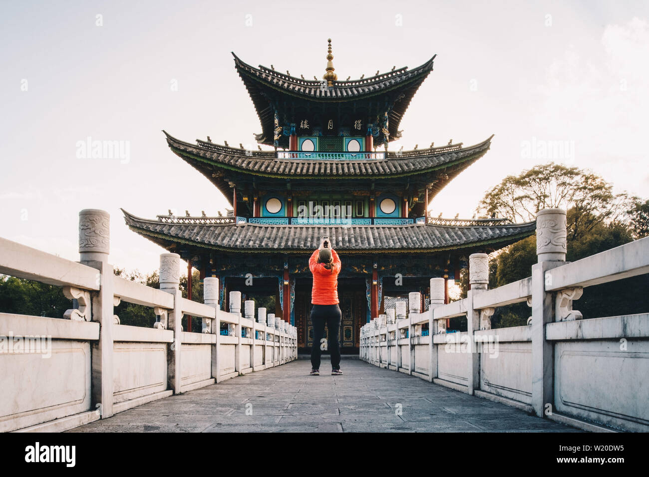 Una persona che sta prendendo la foto del Padiglione Wufeng, Yugan Park a Lijiang Old City in Cina, nella provincia dello Yunnan con Foto Stock