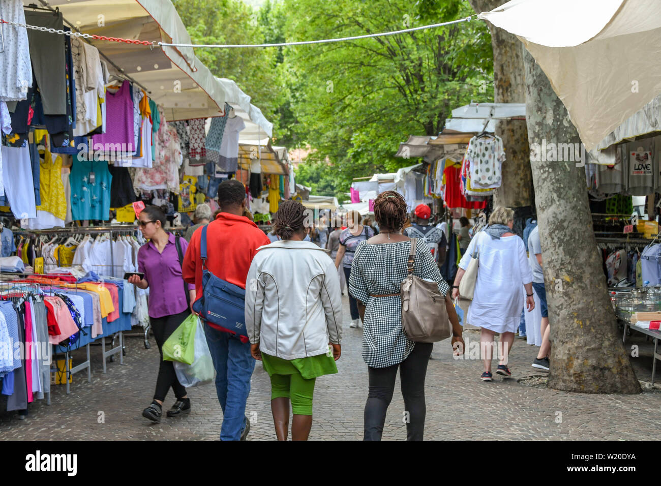 COMO, Italia - Giugno 2019: la gente a piedi attraverso il mercato all'aperto a Como sul Lago di Como. Foto Stock