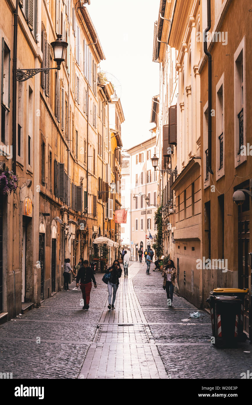 Roma, Italia - 24 Aprile 2019: strada stretta con le persone nel centro di Roma in una giornata di sole. Foto Stock