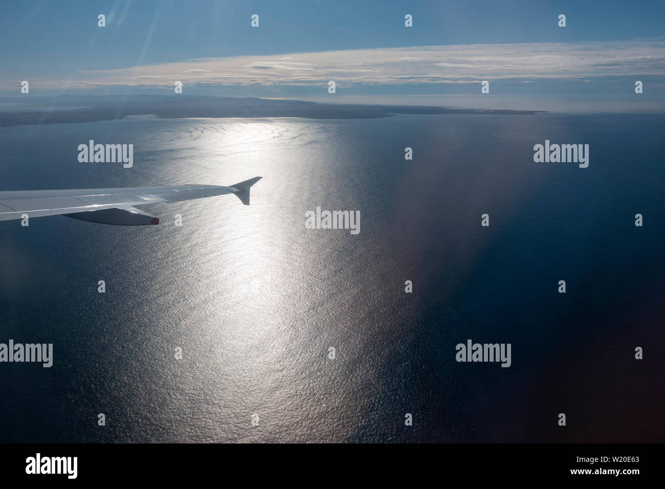 La visualizzazione della finestra sorvolando il Nord Atlantico vicino alla costa sud dell'Islanda. Foto Stock