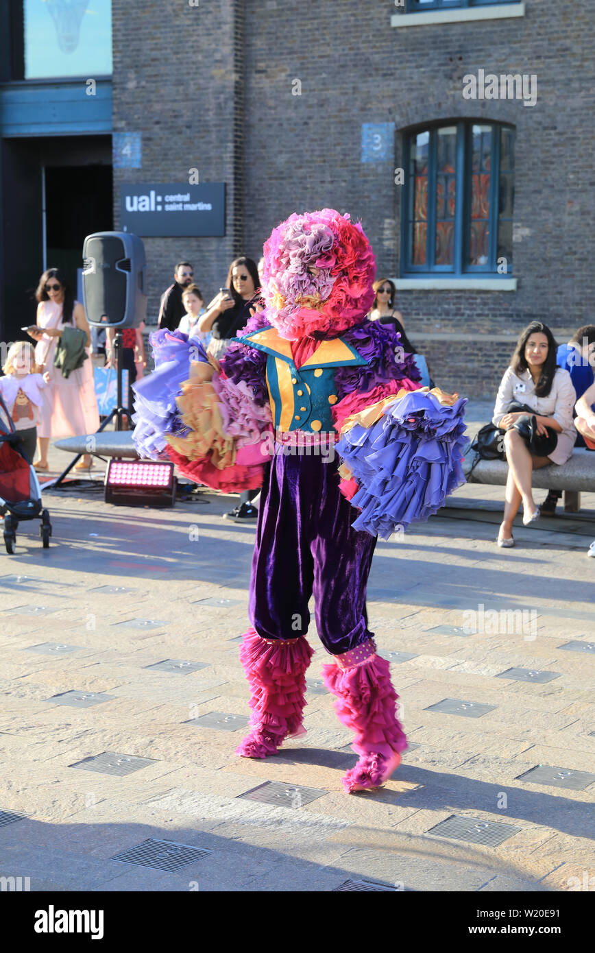 St Martin's College of Art mostra di fine anno, sulla Granary Square, Kings Cross, London, Regno Unito Foto Stock