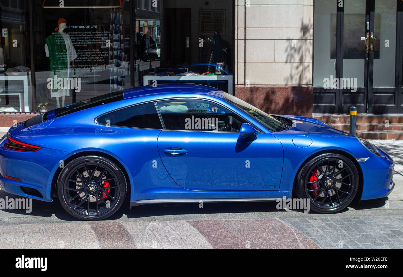 Una Porsche 911 Carrera Parcheggiato fuori da Grafton Street, Dublin, Irlanda. Foto Stock