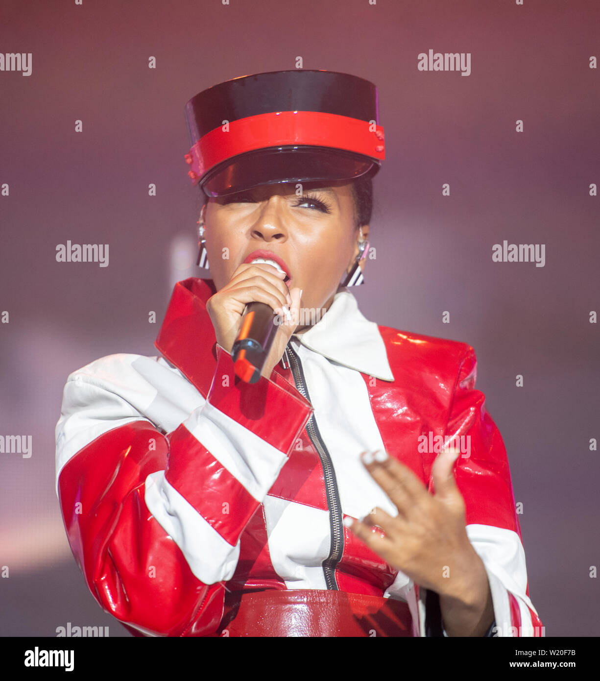 Manchester, Regno Unito. 4 Luglio, 2019. Janelle Monae esegue a Castlefield ciotola come parte della serata di apertura del Manchester International Festival 2019. Questa è la settima volta la biennale internazionale arts festival ha avuto luogo sin dal suo inizio è 2007. Credito: Russell Hart/Alamy Live News Foto Stock