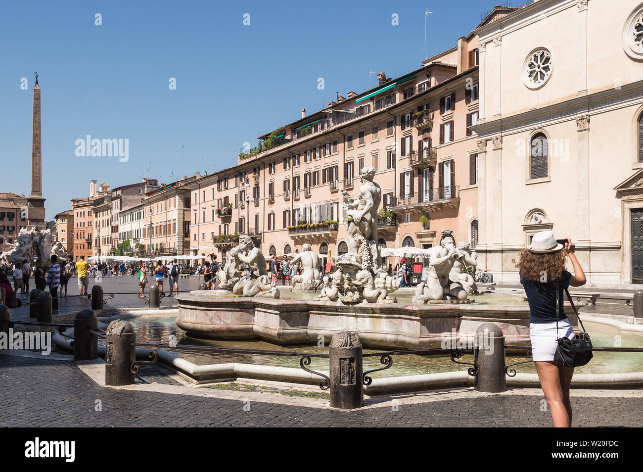 Roma - 18 Luglio 2014: turisti camminare e scattare foto in Piazza Navona in una calda giornata estiva. Ondate di calore sono che colpiscono l'Europa quasi ogni estate Foto Stock