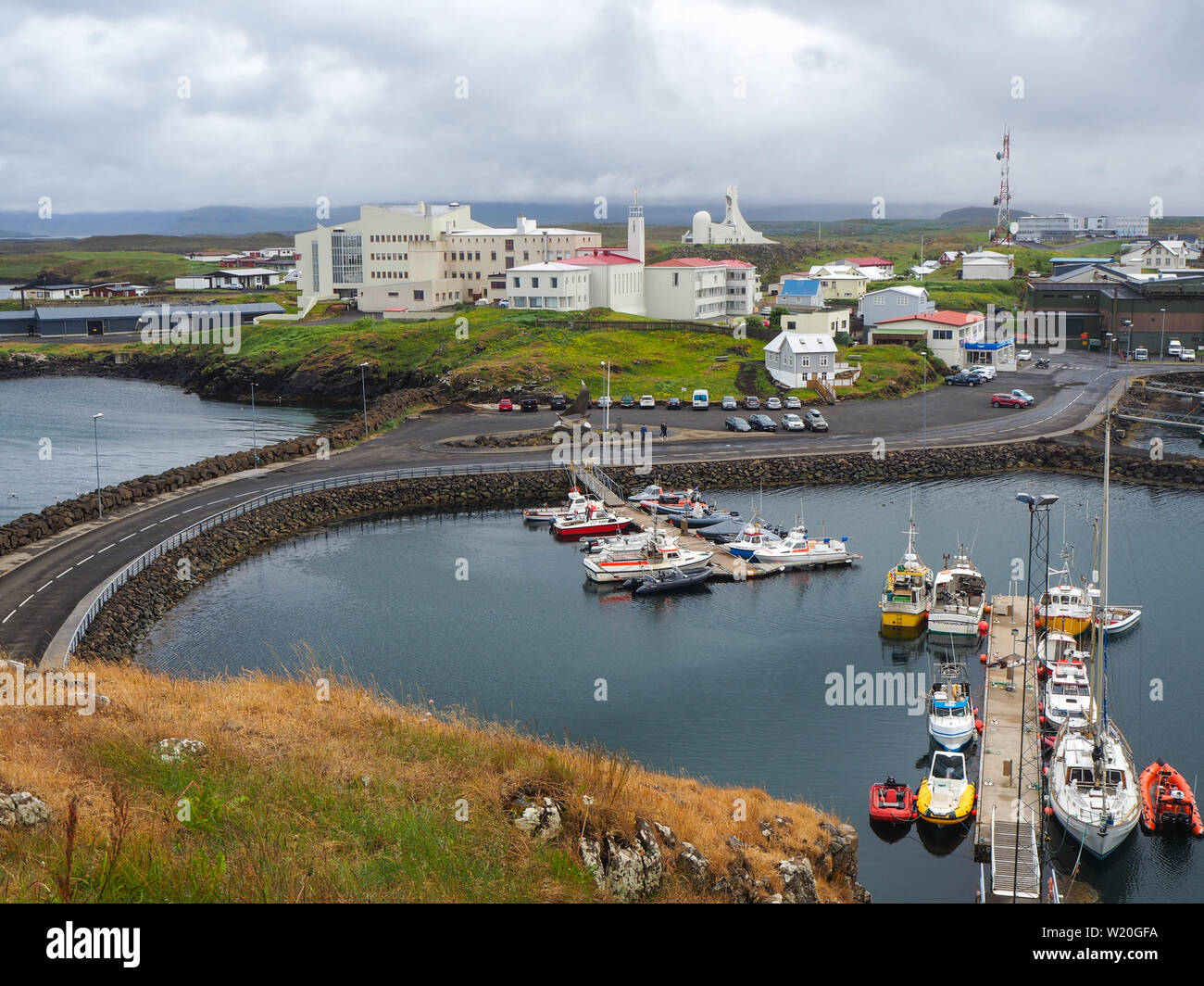 Vista su barche nel porto e la Causeway a Stykkisholmur sulla penisola Snaefellsnes, Islanda Foto Stock