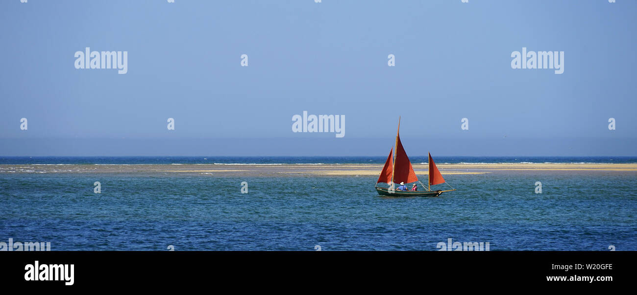 Barca a vela nei pozzetti-next-Mare Foto Stock