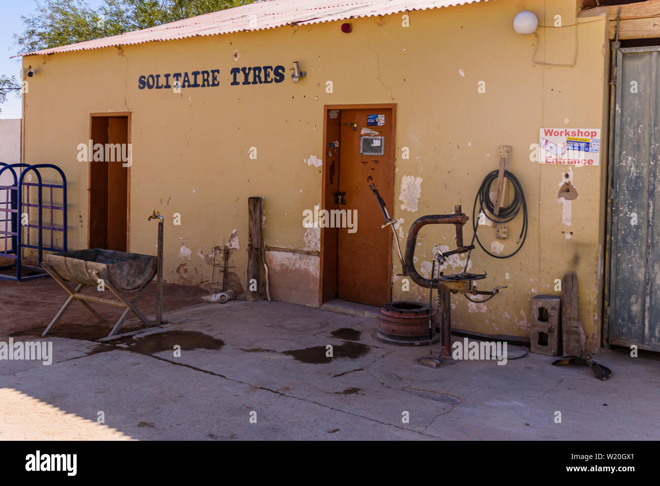 Per la riparazione dei pneumatici a strutture Solitaire, Sesriem, Namibia Foto Stock