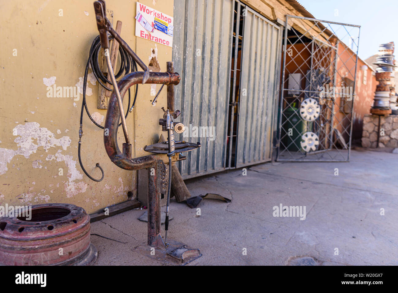Per la riparazione dei pneumatici a strutture Solitaire, Sesriem, Namibia Foto Stock