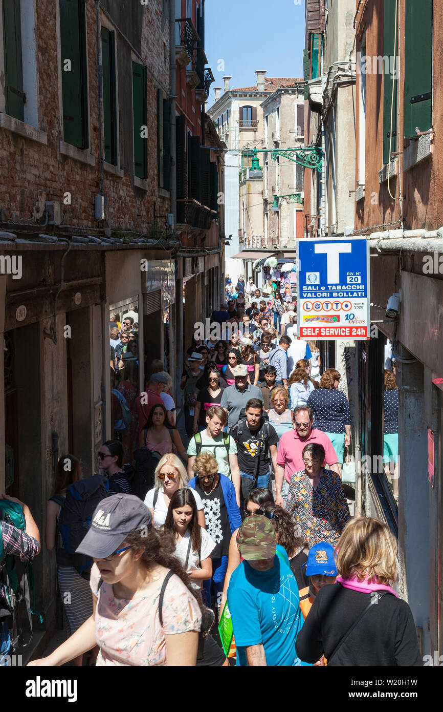 Turismo insostenibile Venezia, Italia con una folla di turisti e gente del posto spintoni per passare in un collo di bottiglia in Strada Nova, Cannaregio, route alla stazione Foto Stock