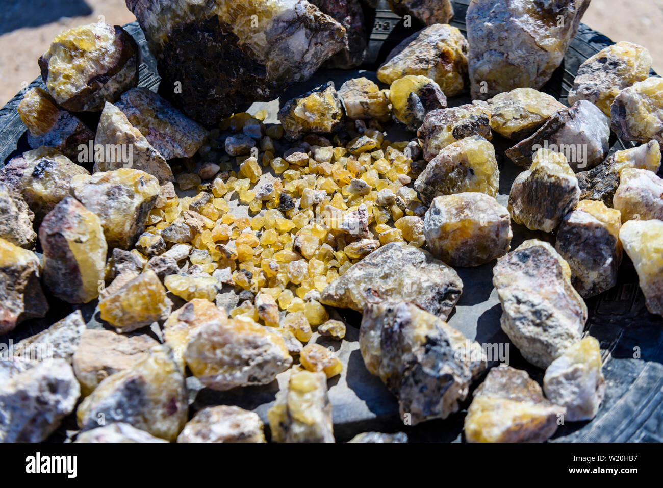 Minerali, cristalli e pietre in vendita lungo la C36 all'UIS, Namibia Foto Stock