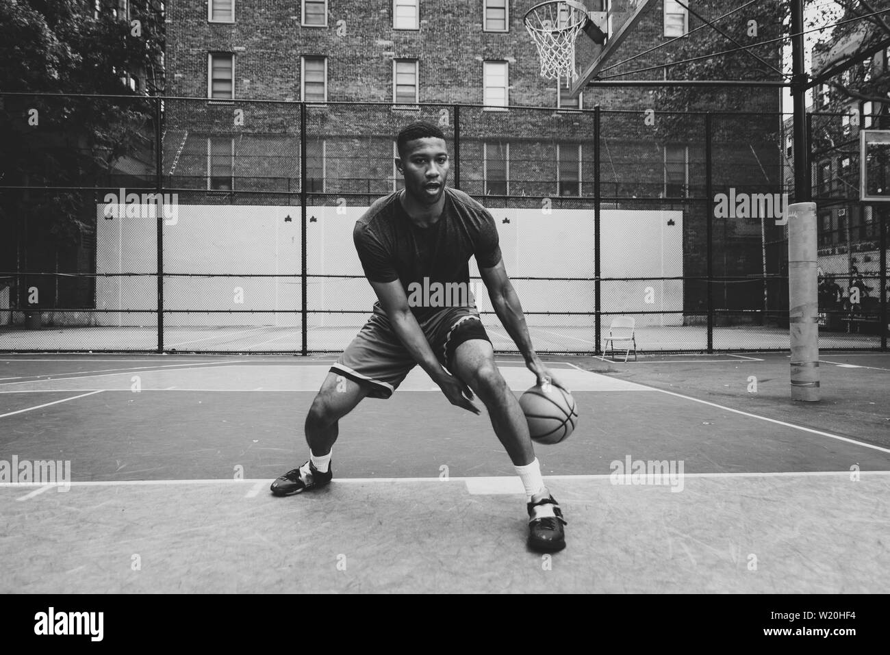 Giocatore di basket la formazione su un tribunale di New York City Foto Stock